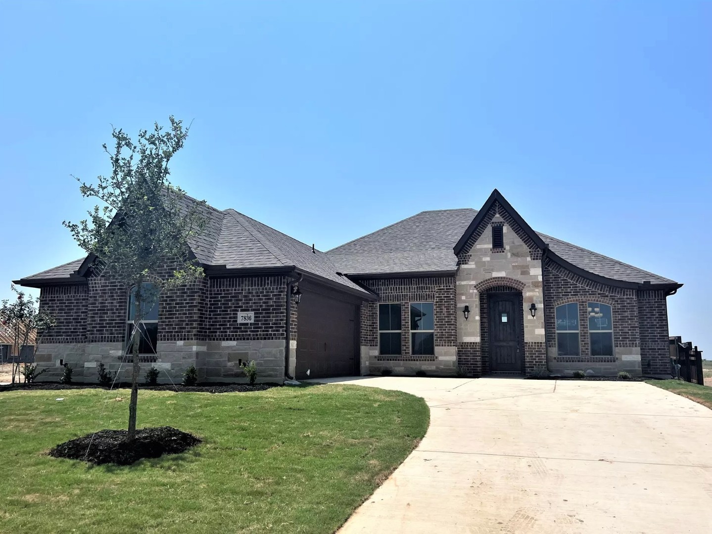 4 Beds | 2 Baths | 2 Car Garage | 1 Story | 2,267 Sq Ft7836 Barley Field St by @antares_homes is available now! This home has a beautiful formal dining room and an upgraded kitchen with an extended island that is perfect for entertaining guests. This floor plan also features a stunning master suite with dual vanities, a walk-in shower with a seat, a garden tub, and a huge walk-in closet! View more details by clicking the link in our bio!#SiloMills #SiloMillsLiving #SiloMillsTX #GodleyTexas #GodleyTX #NewHomesGodleyTX #GodleyRealEstate #GodleyISD #NewHomes